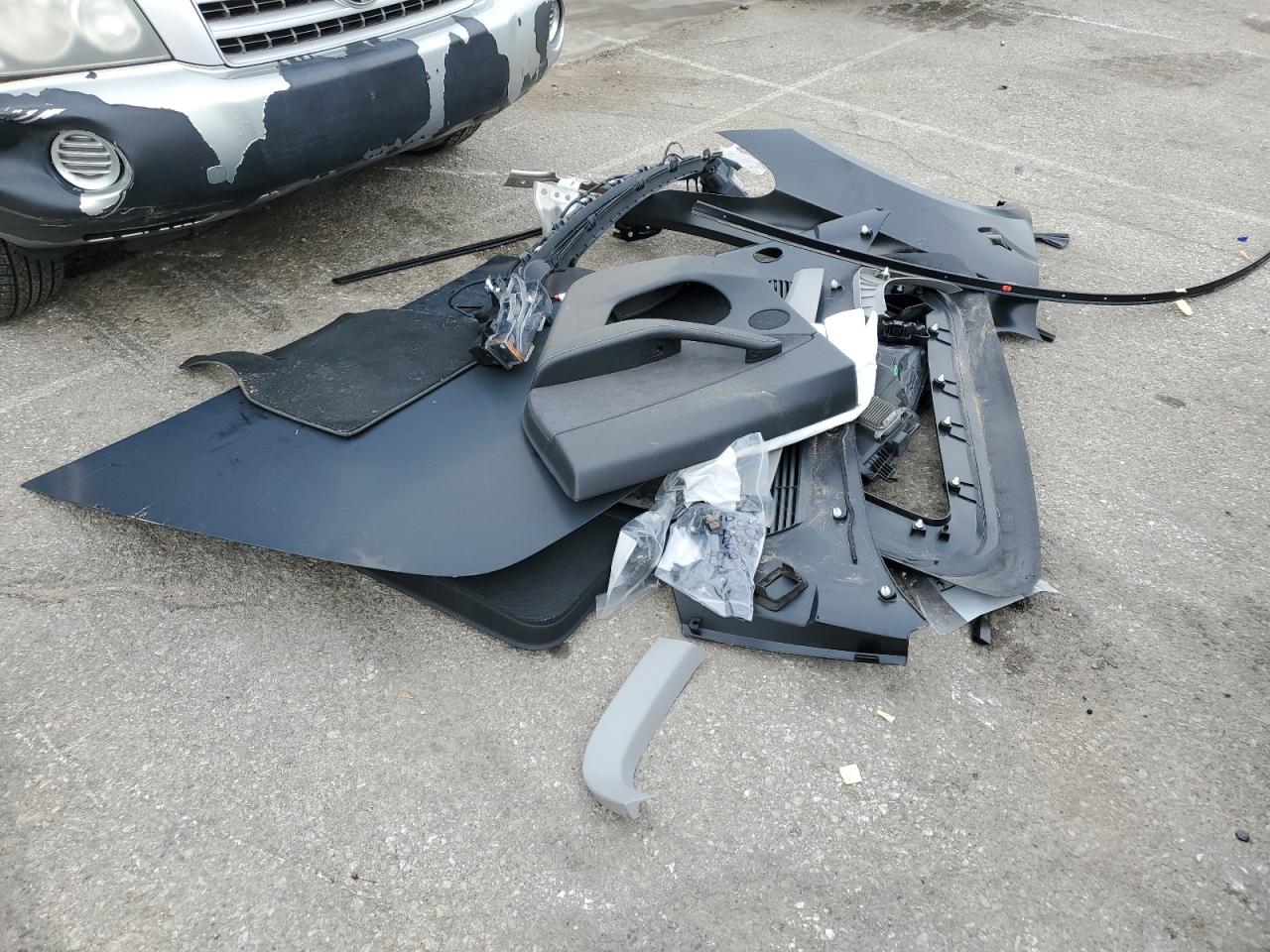 2023 Tesla Model Y VIN: 7SAYGDEE2PA172195 Lot: 84413705