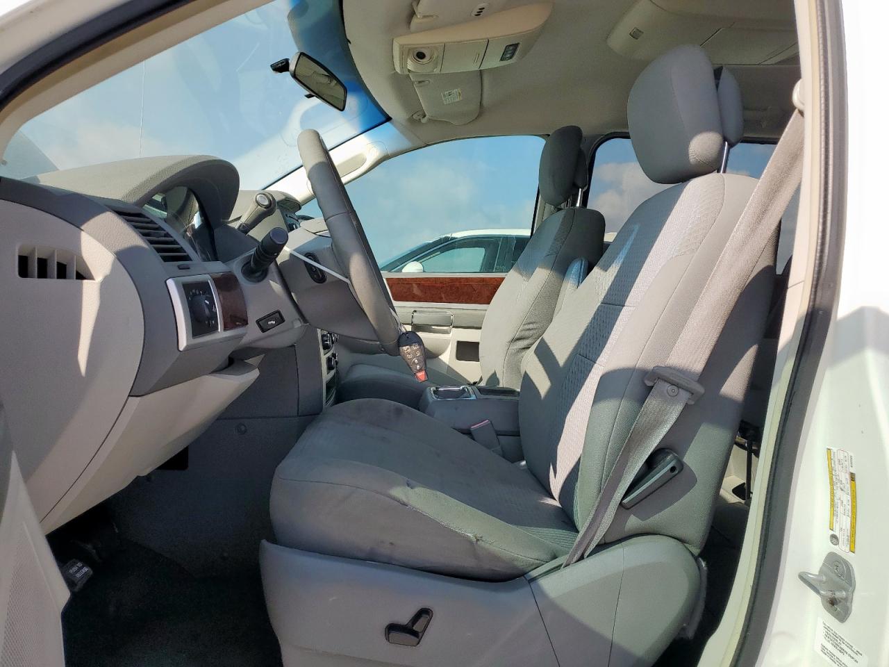 2010 Chrysler Town & Country Touring VIN: 2A4RR5D15AR302852 Lot: 93524035