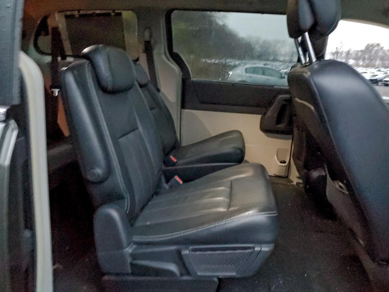 2010 Chrysler Town & Country Touring Plus VIN: 2A4RR8DX1AR381748 Lot: 94221855