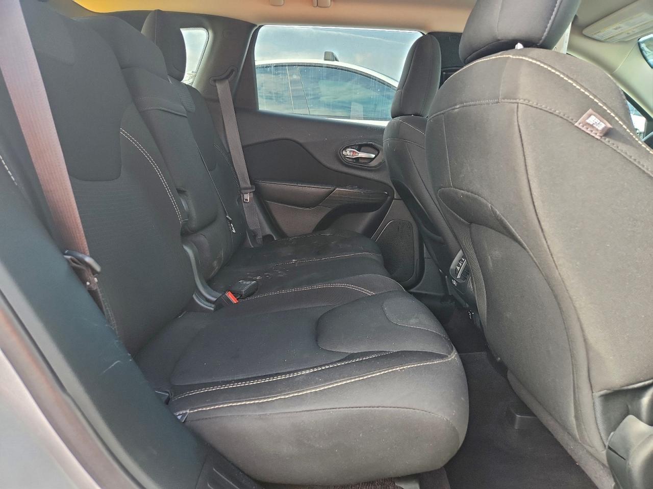 2016 Jeep Cherokee Latitude VIN: 1C4PJLCB5GW292066 Lot: 93861255