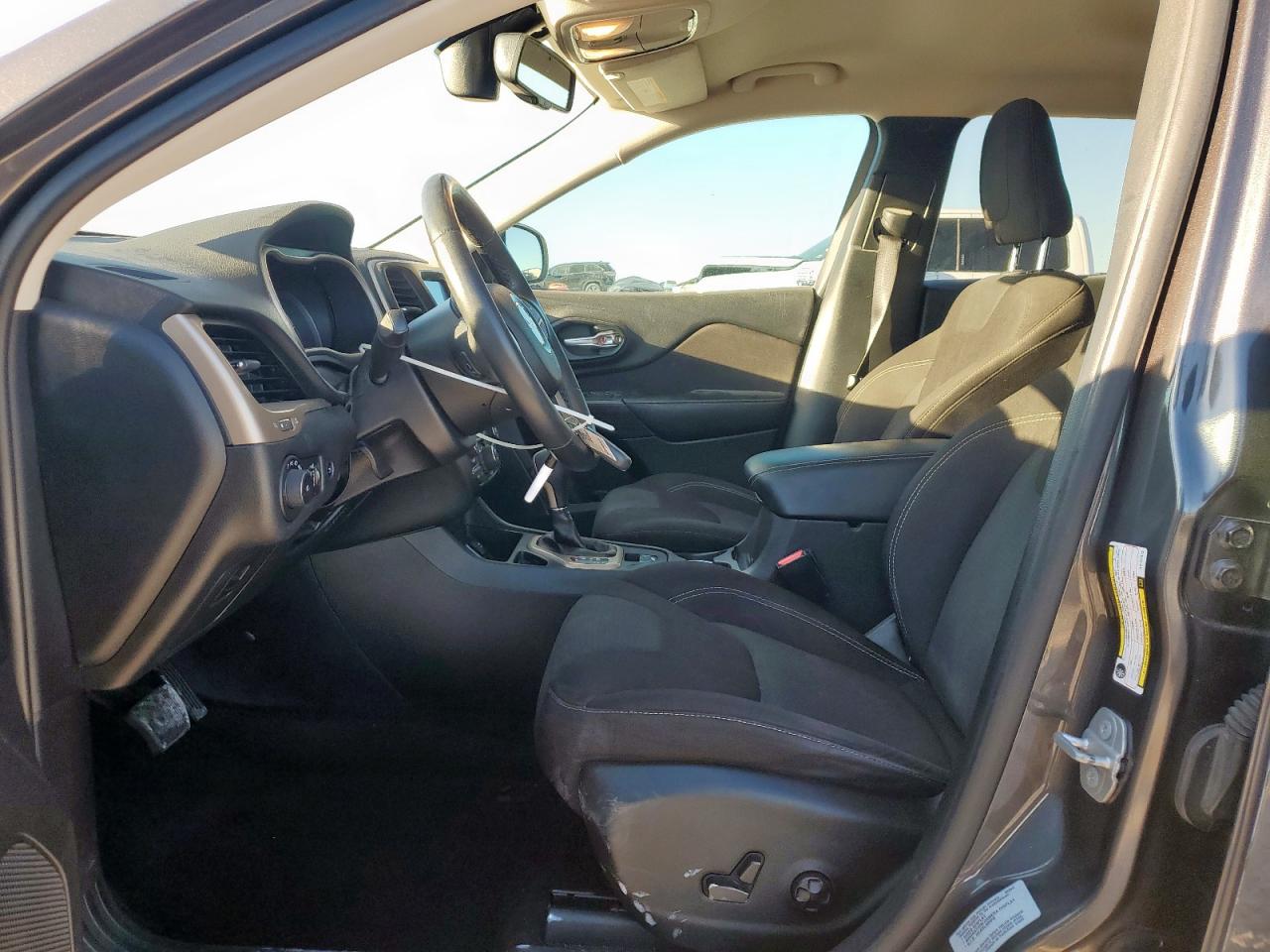 2016 Jeep Cherokee Latitude VIN: 1C4PJLCB7GW137373 Lot: 92377235