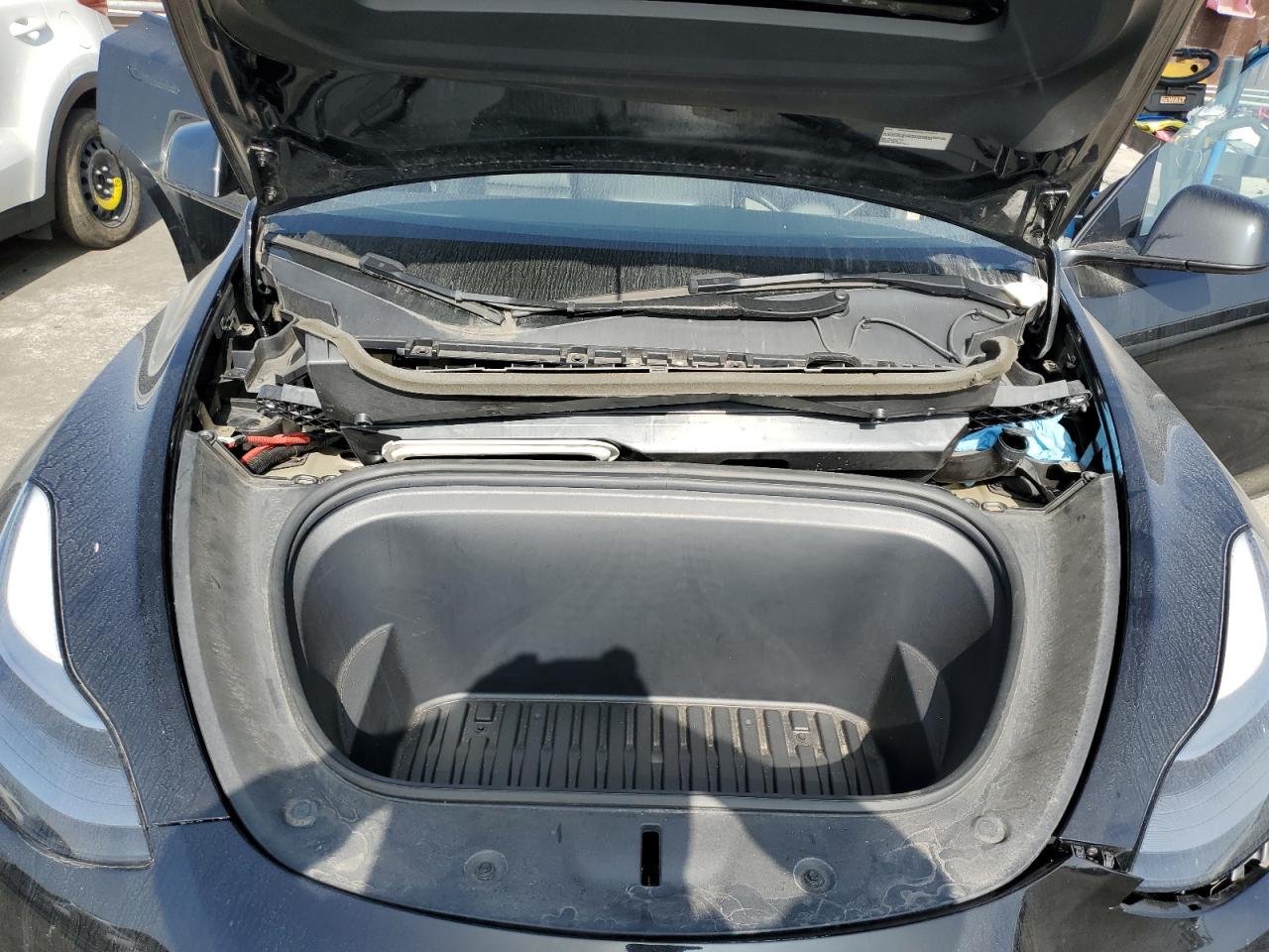 2024 Tesla Model Y VIN: 7SAYGDEEXRF988500 Lot: 90643565