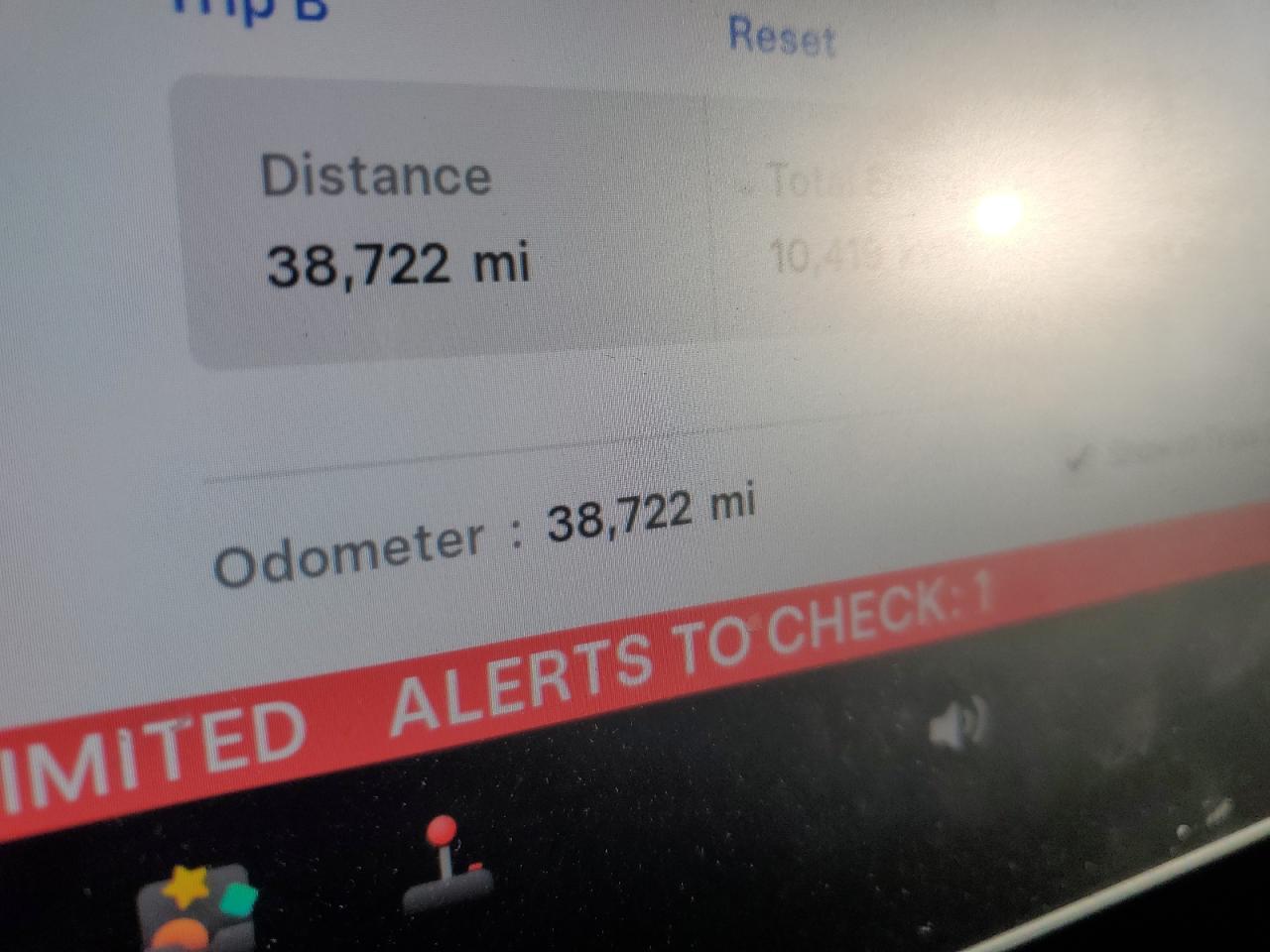 2024 Tesla Model Y VIN: 7SAYGDEE1RA218828 Lot: 90925445