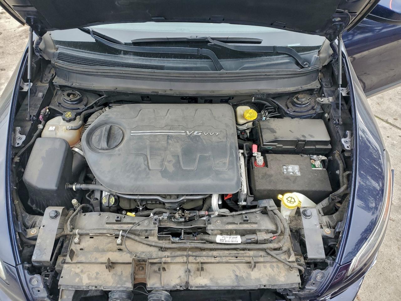 2015 Jeep Cherokee Latitude VIN: 1C4PJMCS2FW725153 Lot: 94270565