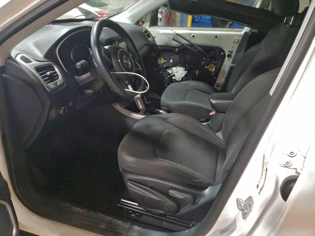 2018 Jeep Compass Sport VIN: 3C4NJCAB1JT123279 Lot: 92923325