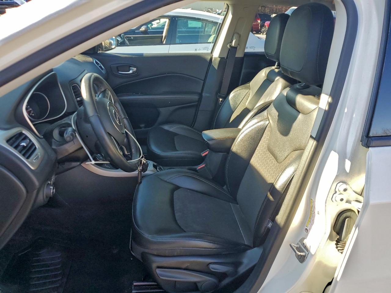 2018 Jeep Compass Latitude VIN: 3C4NJDBBXJT246602 Lot: 93911945