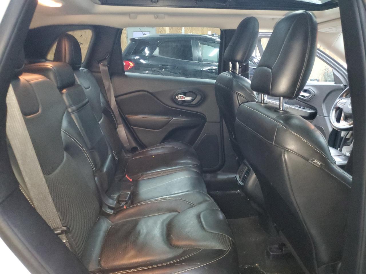 2015 Jeep Cherokee Limited VIN: 1C4PJLDB8FW592164 Lot: 92981525