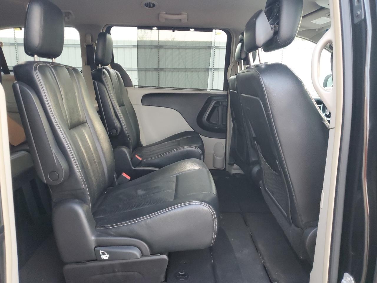 2016 Chrysler Town & Country Touring L VIN: 2C4RC1CG6GR118888 Lot: 85430665