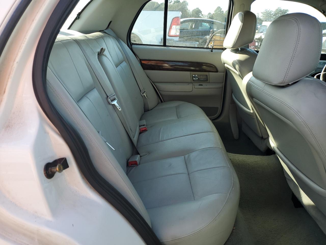 2005 Mercury Grand Marquis Gs VIN: 2MEFM74W85X639921 Lot: 92725035