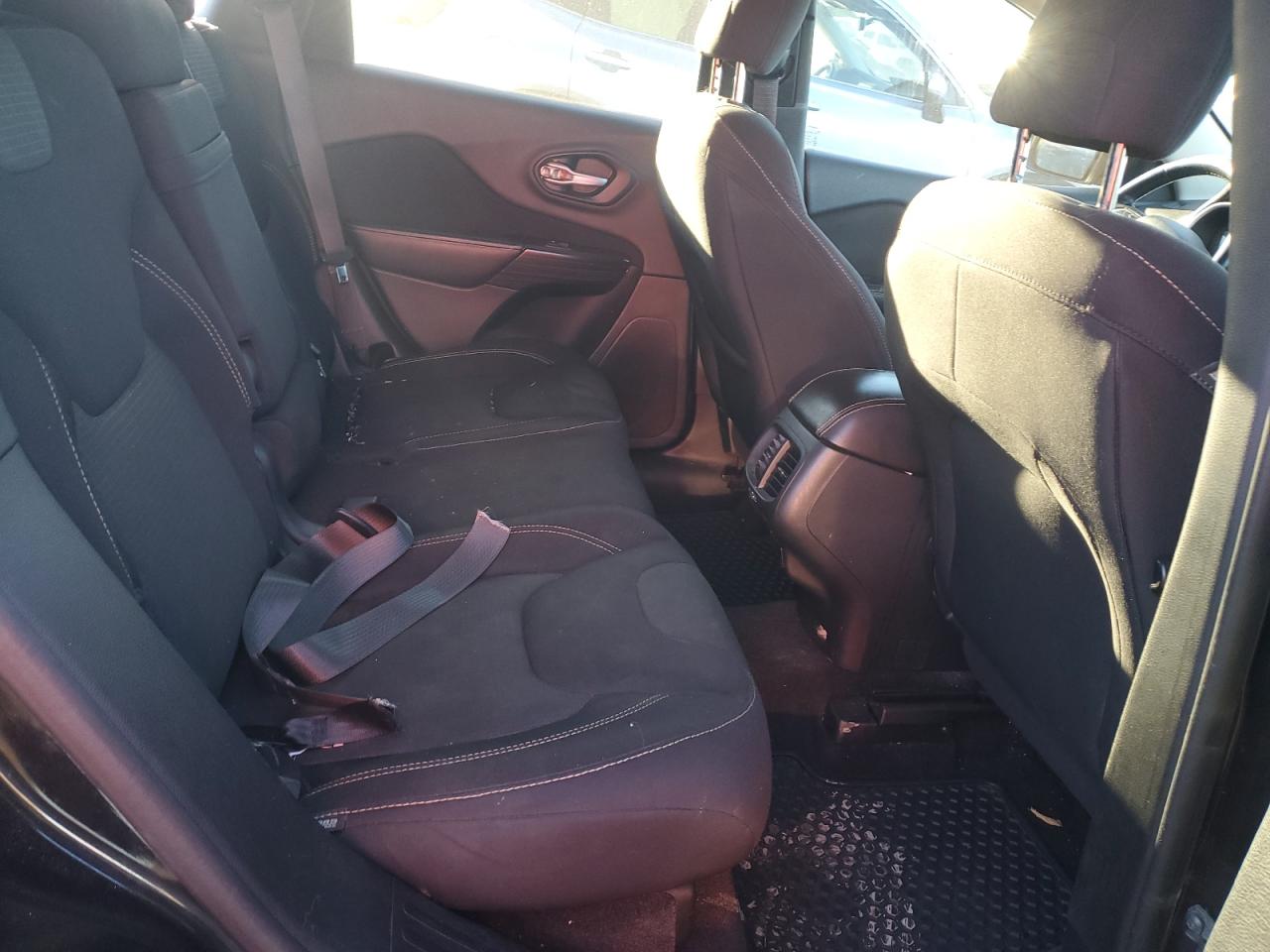 2016 Jeep Cherokee Latitude VIN: 1C4PJMCS2GW296727 Lot: 93226515