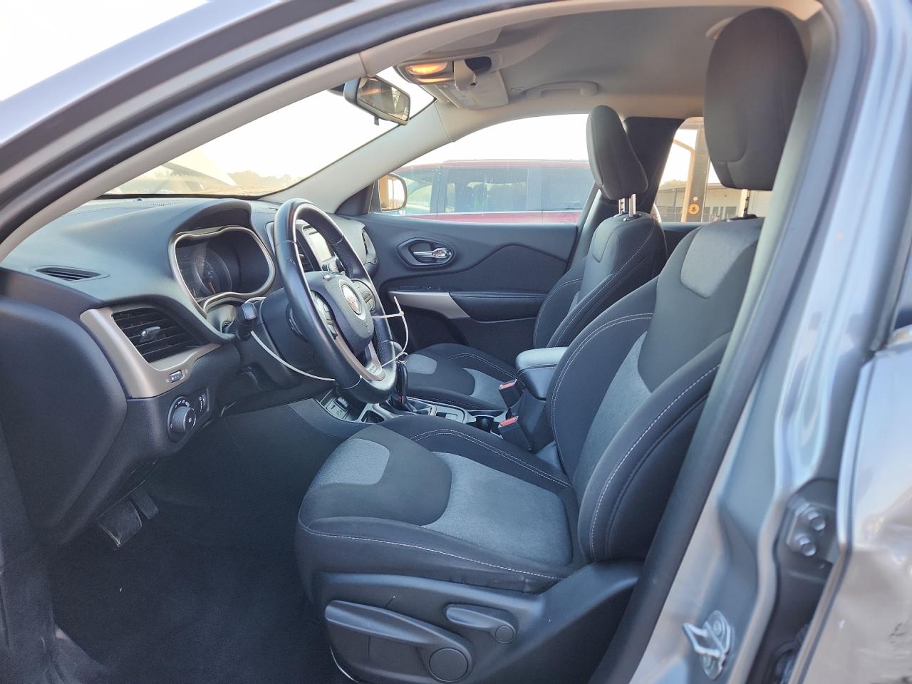 2018 Jeep Cherokee Latitude VIN: 1C4PJLCB4JD540150 Lot: 92129805