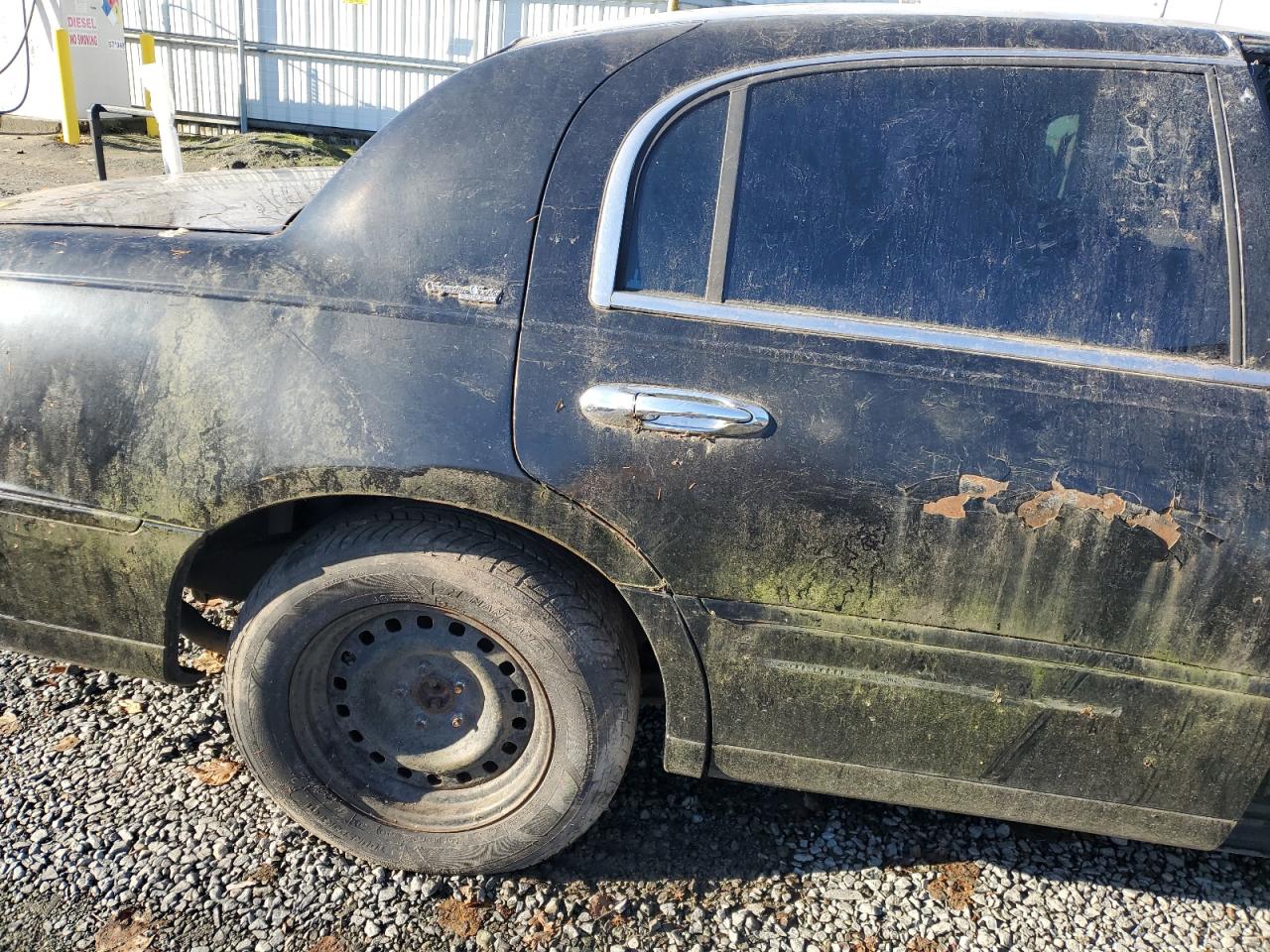 2000 Lincoln Town Car Signature VIN: 1LNHM82W02Y658490 Lot: 93503005