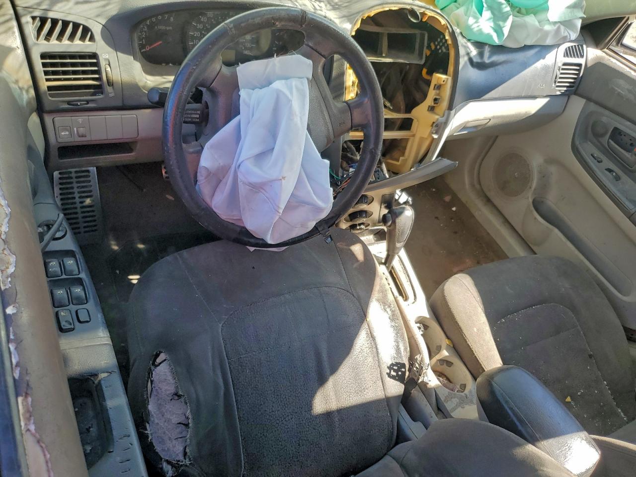 2005 Kia Spectra Lx VIN: KNAFE121055201332 Lot: 94395675