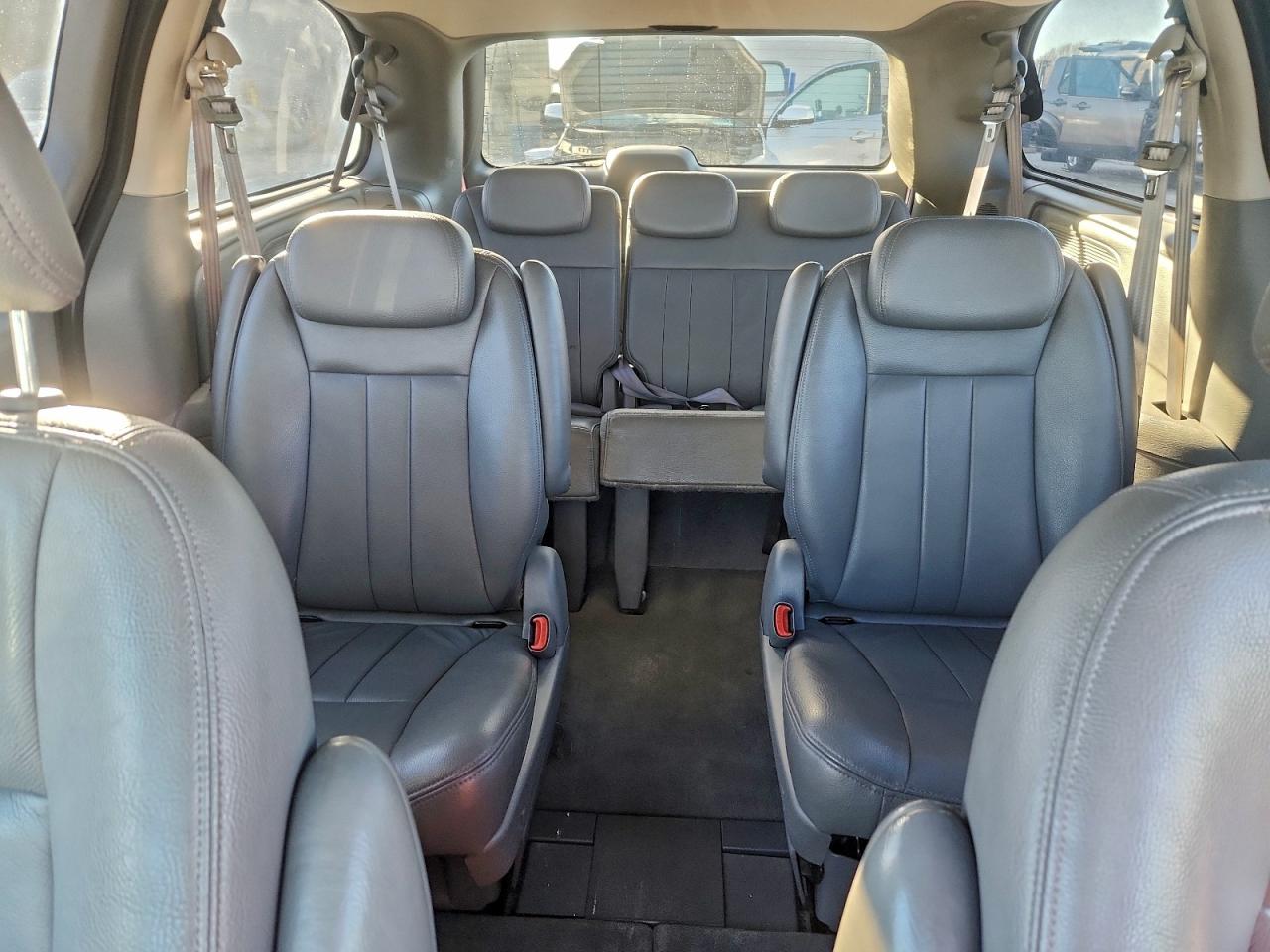 2005 Chrysler Town & Country Touring VIN: 2C4GP54L15R208252 Lot: 93449335