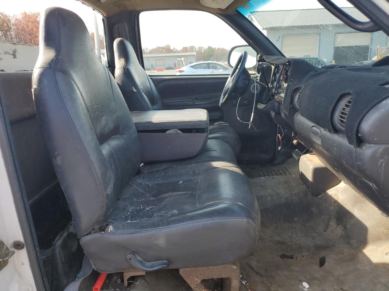 2000 Ram 2500 Utility / Service Truck VIN: 3B6KC26Z1YM228815 Lot: 90369885