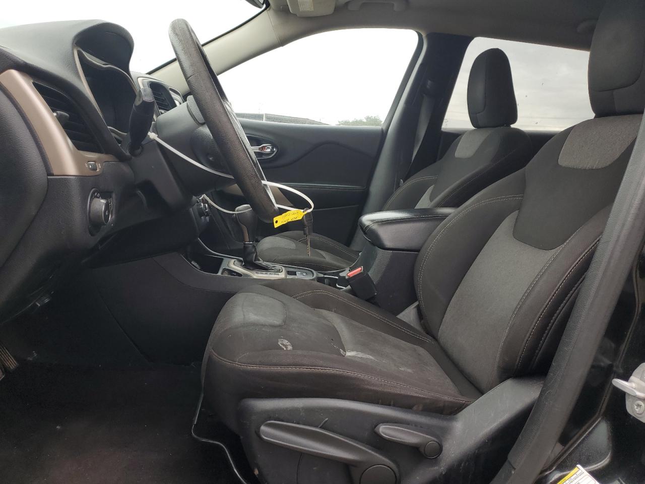 2018 Jeep Cherokee Latitude VIN: 1C4PJLCB4JD518004 Lot: 92733405