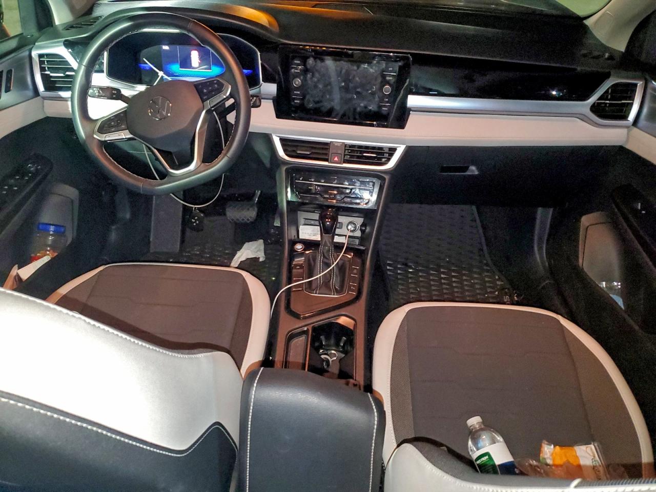 2025 Volkswagen Taos Se VIN: 011782 Lot: 94814775