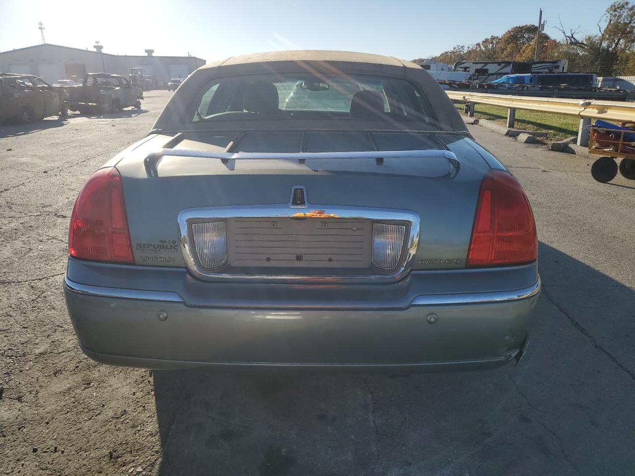 2005 Lincoln Town Car Signature VIN: 1LNHM81W25Y670839 Lot: 85403675