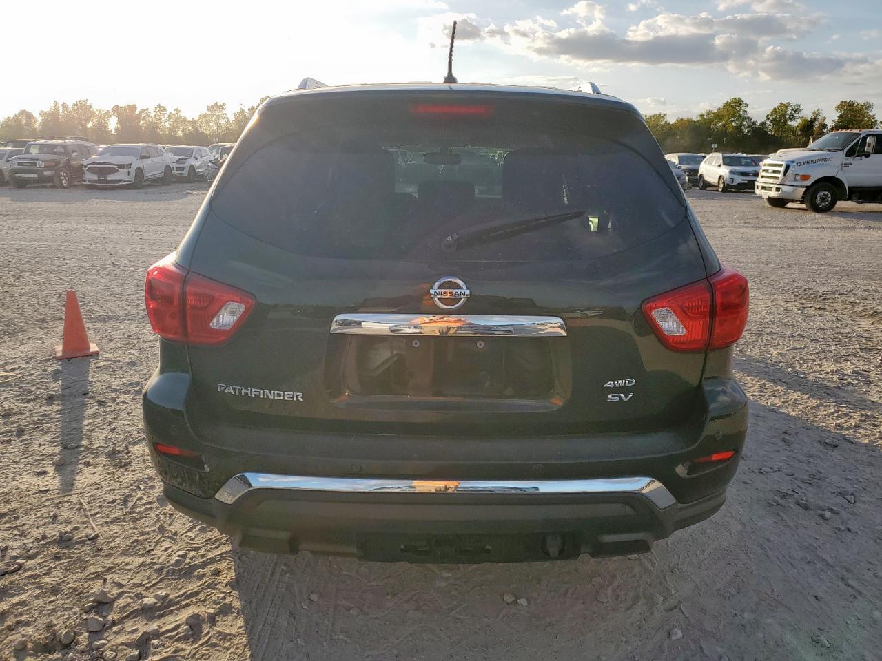 2018 Nissan Pathfinder S VIN: 5N1DR2MM5JC655699 Lot: 92647835