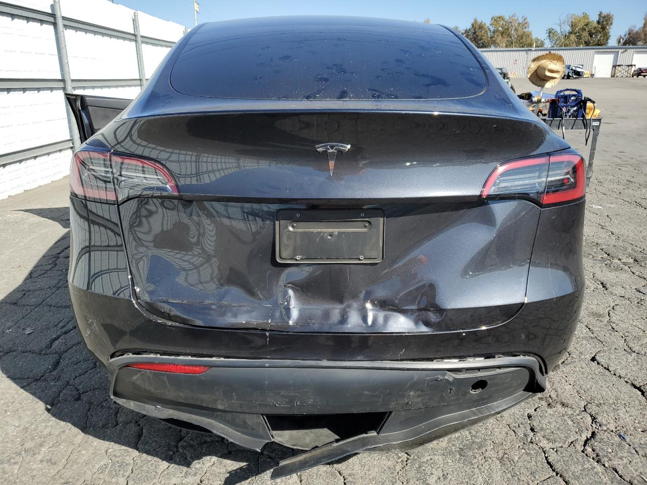 2024 Tesla Model Y VIN: 7SAYGDED2RF207587 Lot: 92103475