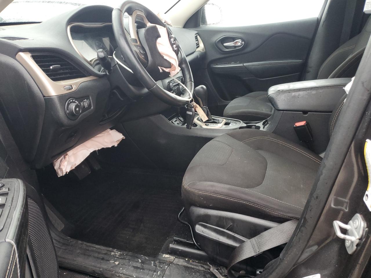 2016 Jeep Cherokee Latitude VIN: 1C4PJLCB1GW113585 Lot: 92103845