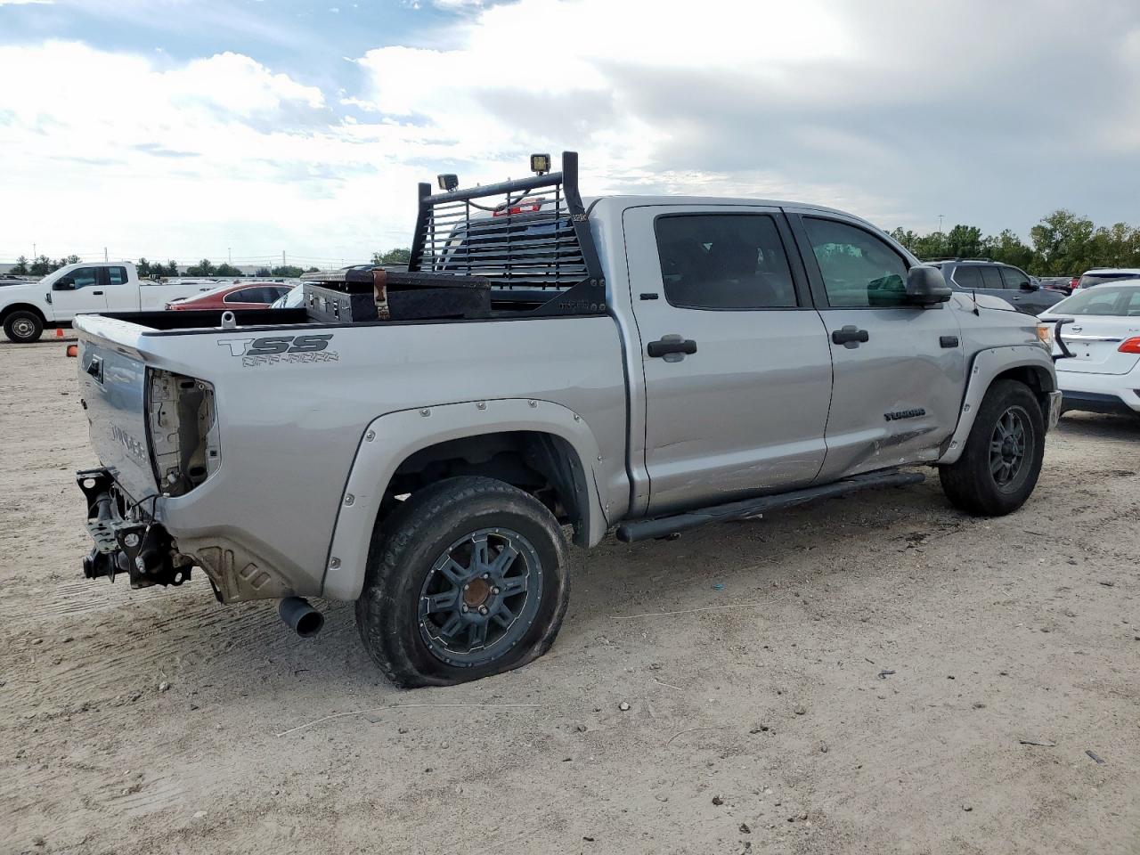 Фото: 5TFDW5F1XHX646050