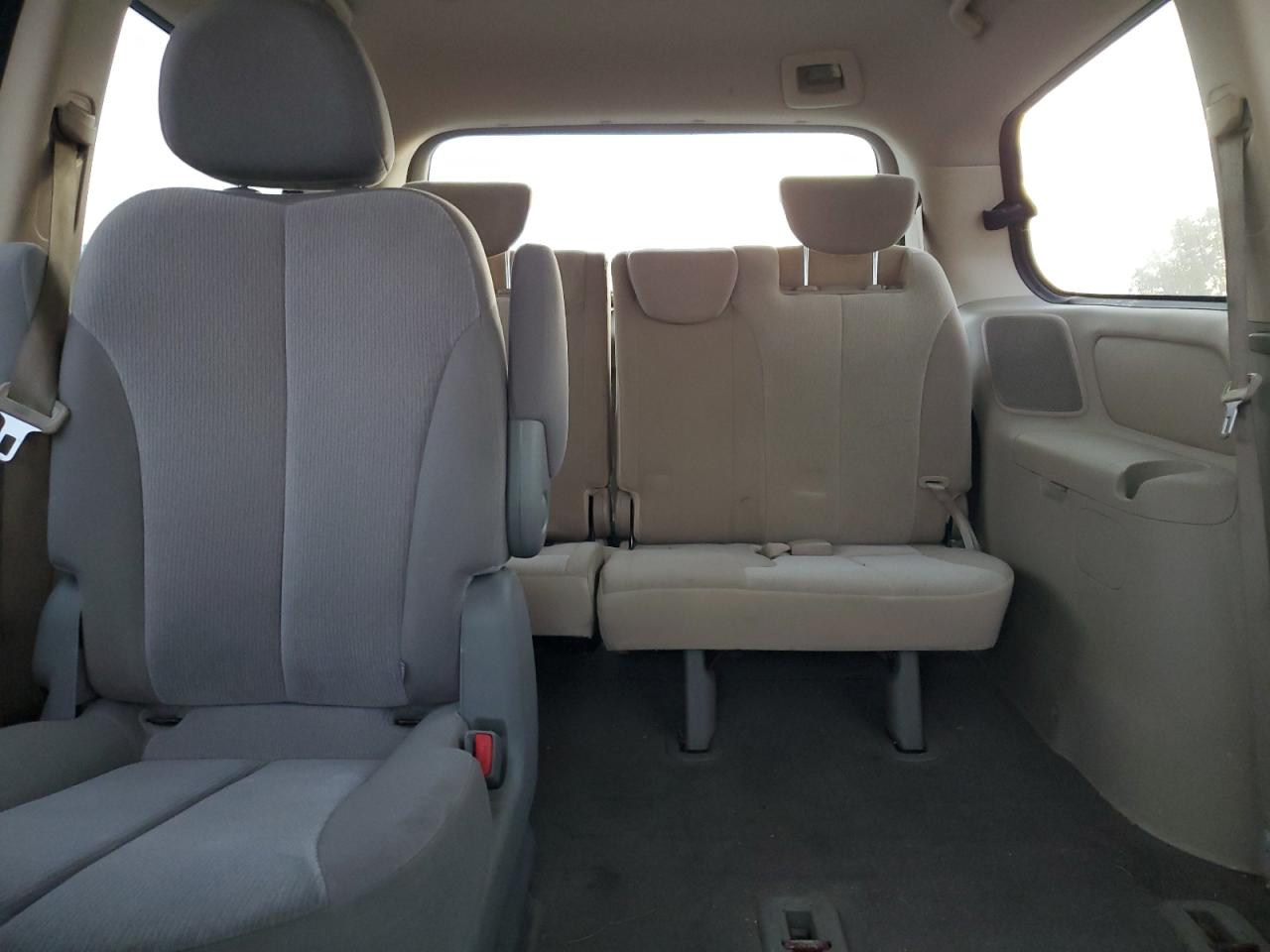 2011 Kia Sedona Lx VIN: KNDMG4C72B6363915 Lot: 92498385