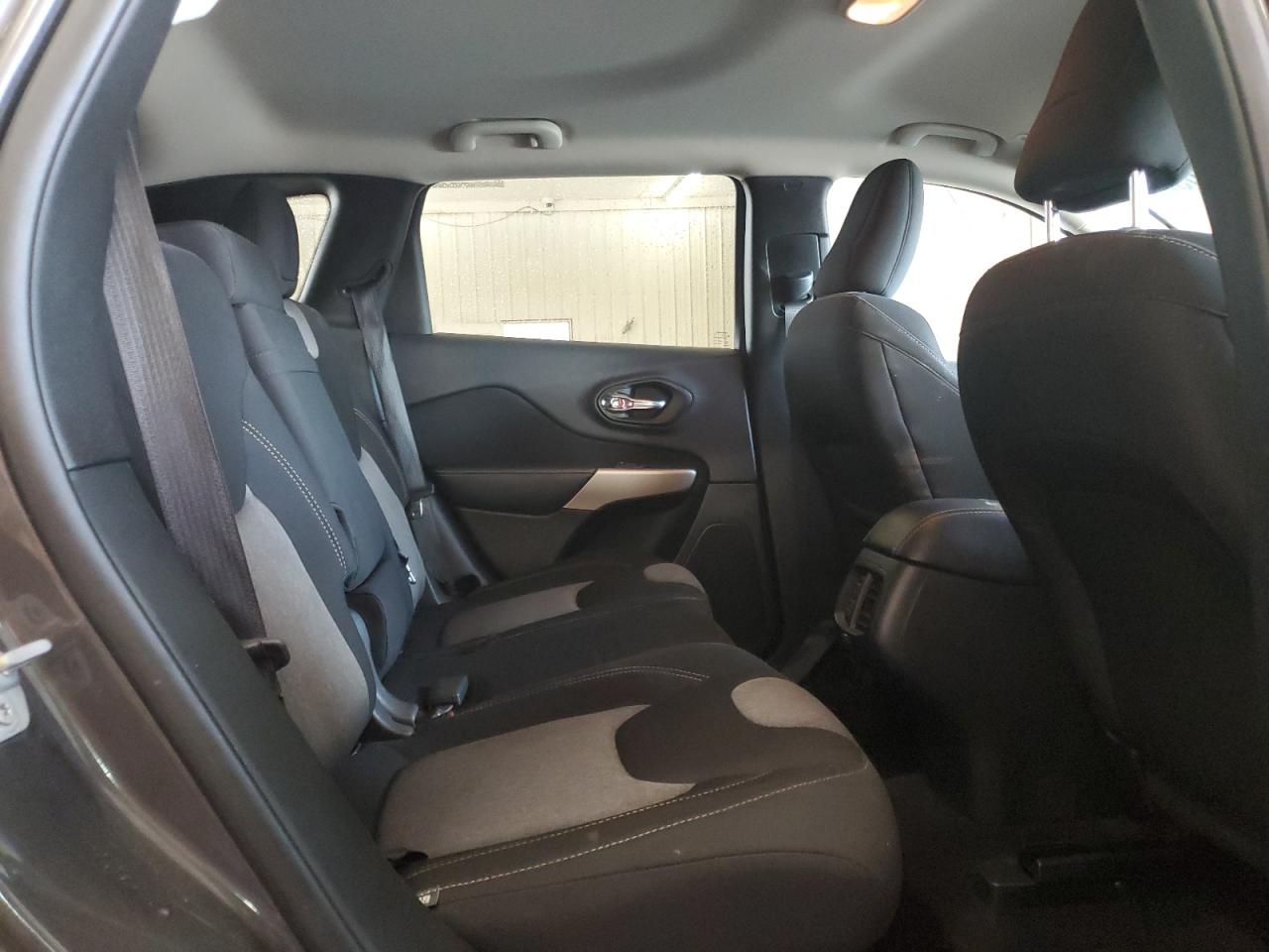 2018 Jeep Cherokee Latitude VIN: 1C4PJLCB3JD518303 Lot: 92370565