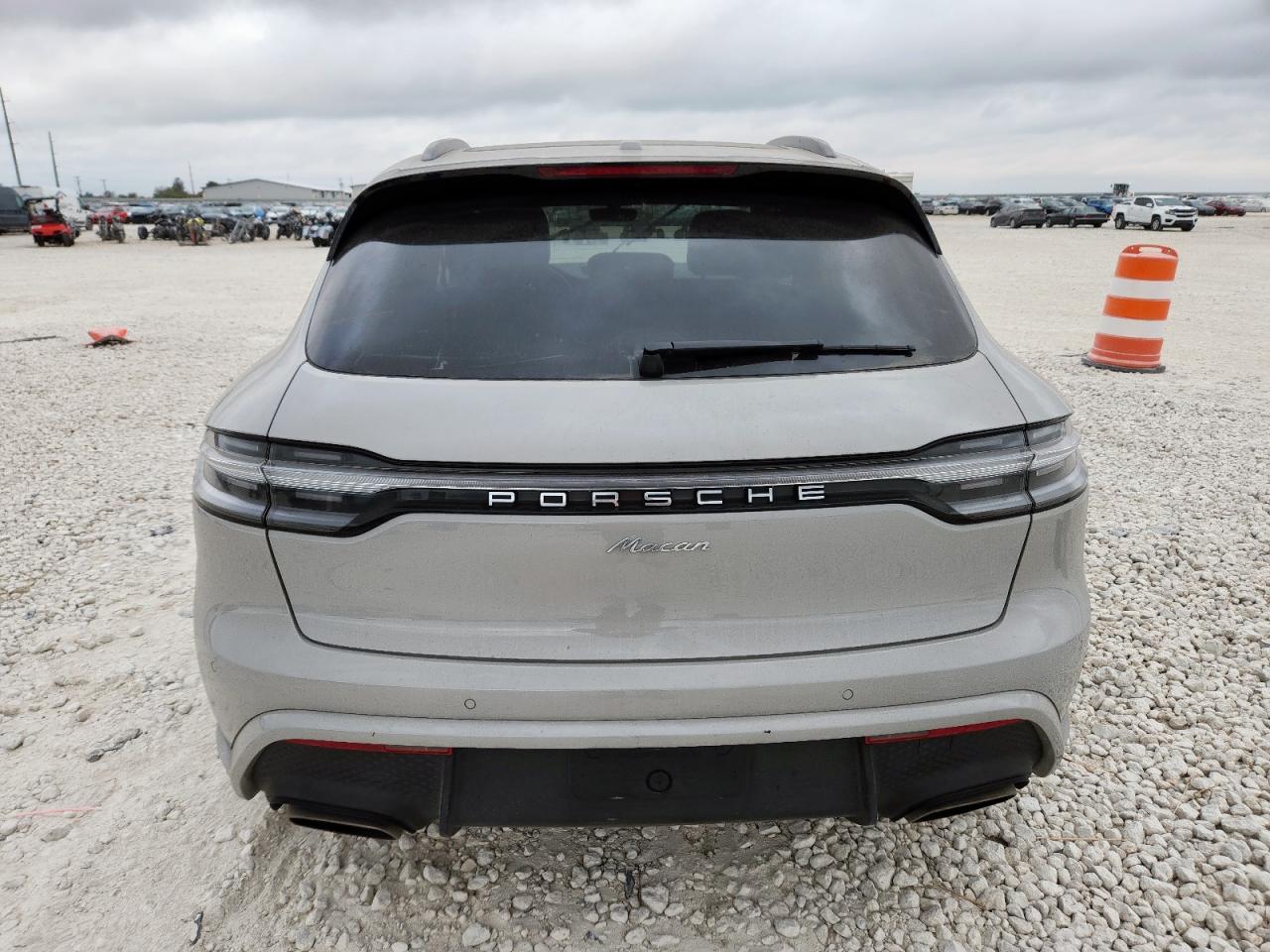 2024 Porsche Macan Base VIN: WP1AA2A57RLB07743 Lot: 93210315