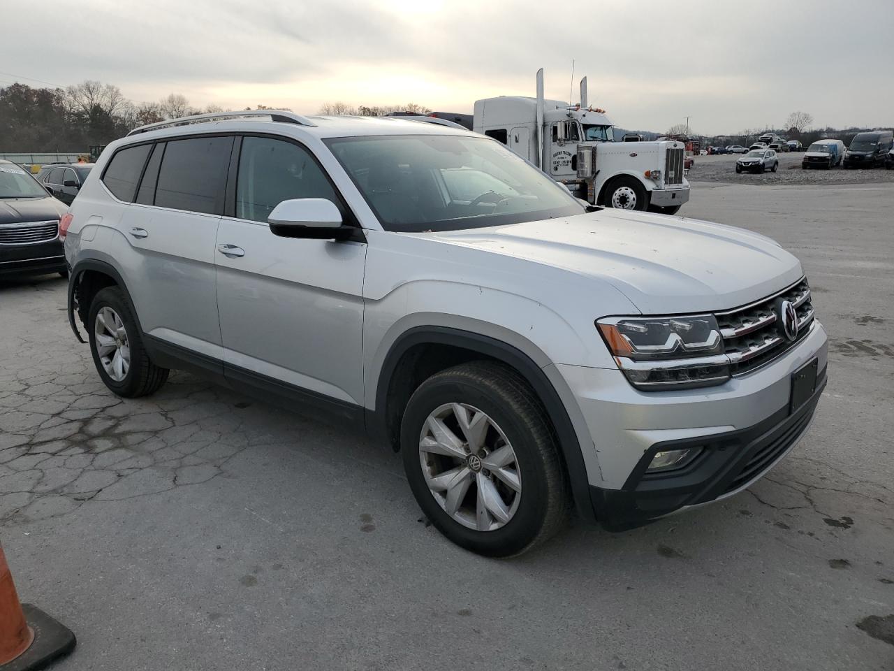 Фото: 1V2CR2CAXJC570329