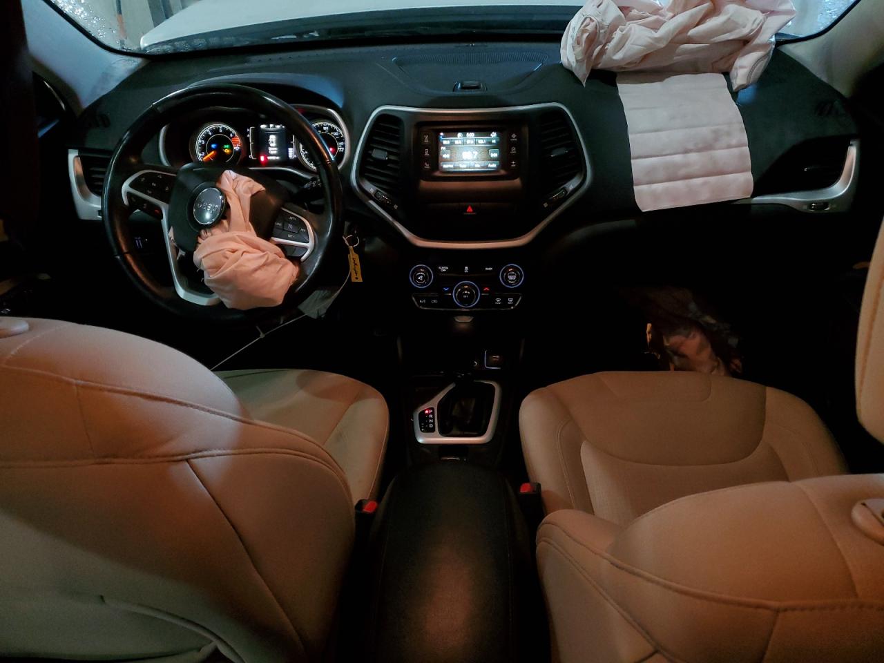 2016 Jeep Cherokee Latitude VIN: 1C4PJLCB8GW363552 Lot: 92060685