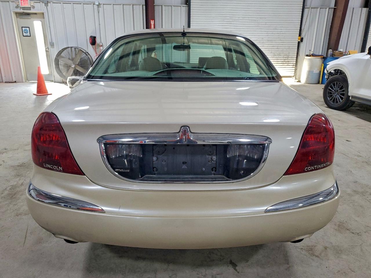 1999 Lincoln Continental VIN: 1LNHM97V8XY715869 Lot: 94039005