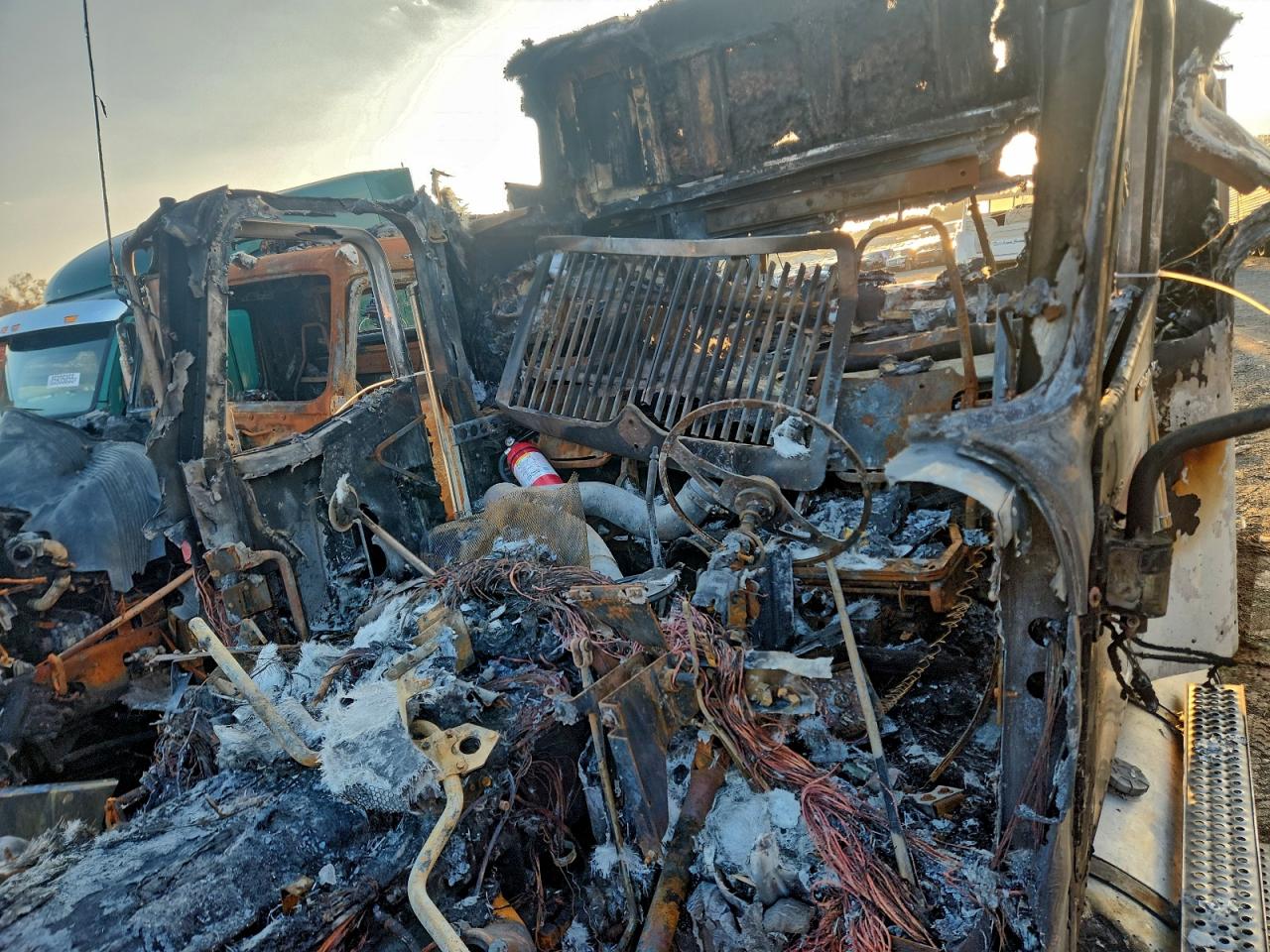 2007 International 9200 Semi Truck VIN: 2HSCEAPR67C379587 Lot: 92581205