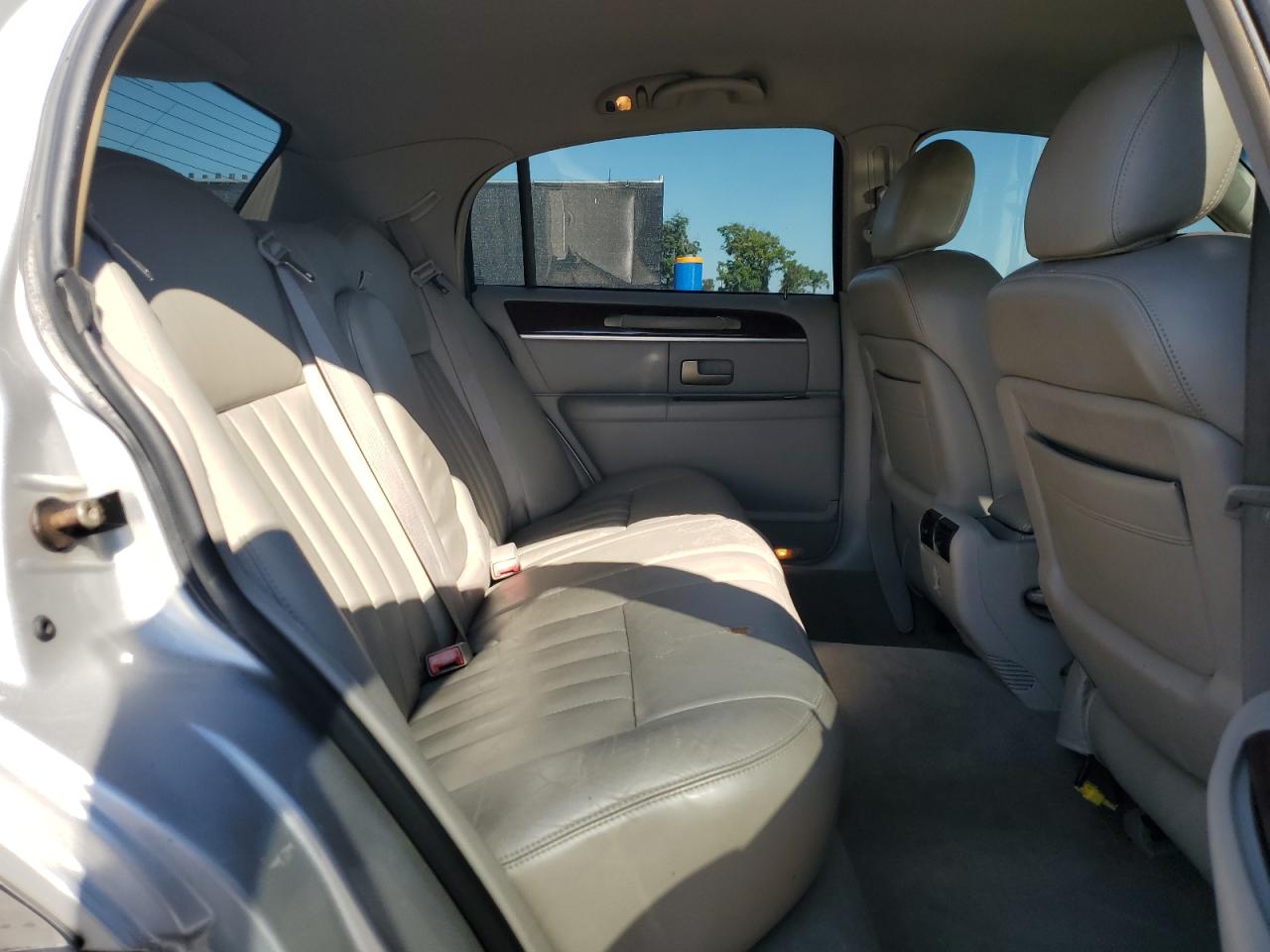 2005 Lincoln Town Car Signature VIN: 1LNHM81W05Y638696 Lot: 92829755