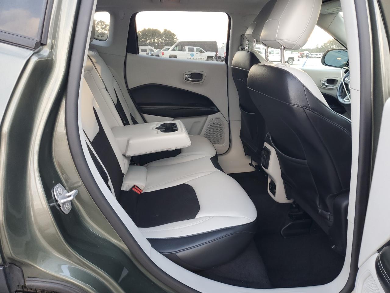 2018 Jeep Compass Latitude VIN: 3C4NJDBB5JT138677 Lot: 92748125