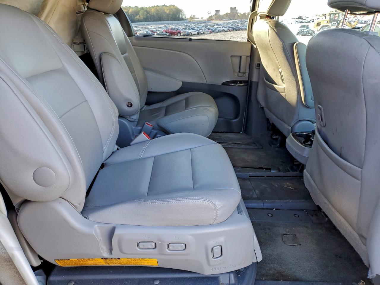 2015 Toyota Sienna Xle VIN: 5TDYK3DC1FS592985 Lot: 93632905