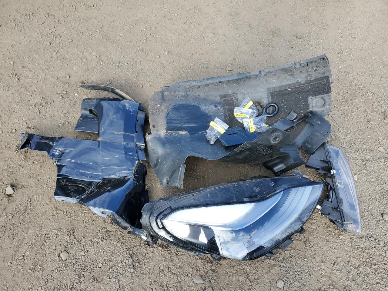 2024 Tesla Model Y VIN: 7SAYGDEDXRF119693 Lot: 92910605