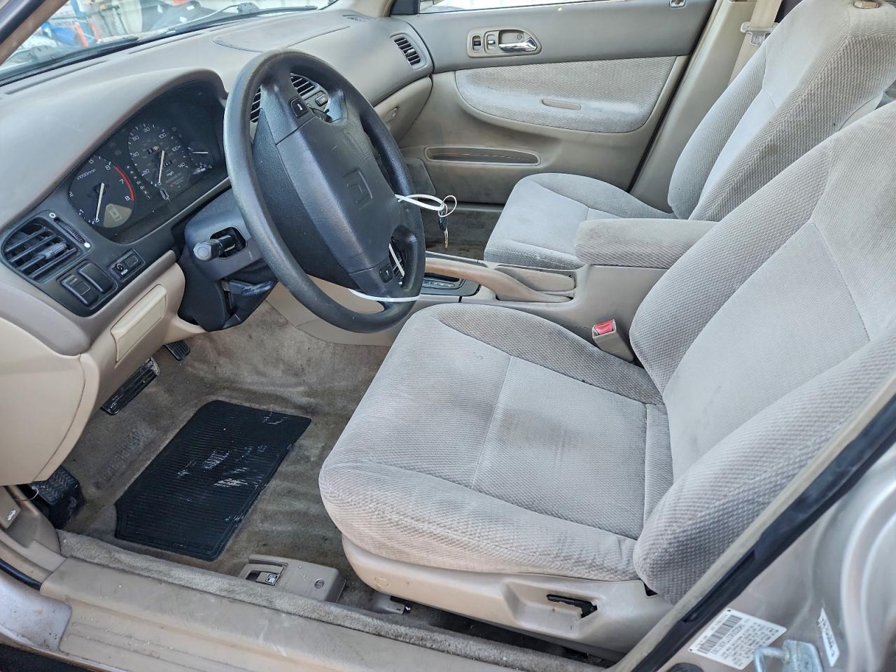 1996 Honda Accord Lx VIN: 1HGCD5637TA061393 Lot: 92816095