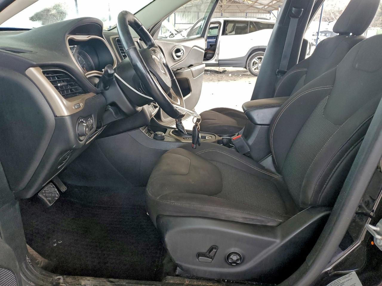 2017 Jeep Cherokee Latitude VIN: 1C4PJMCS2HW538403 Lot: 94028415