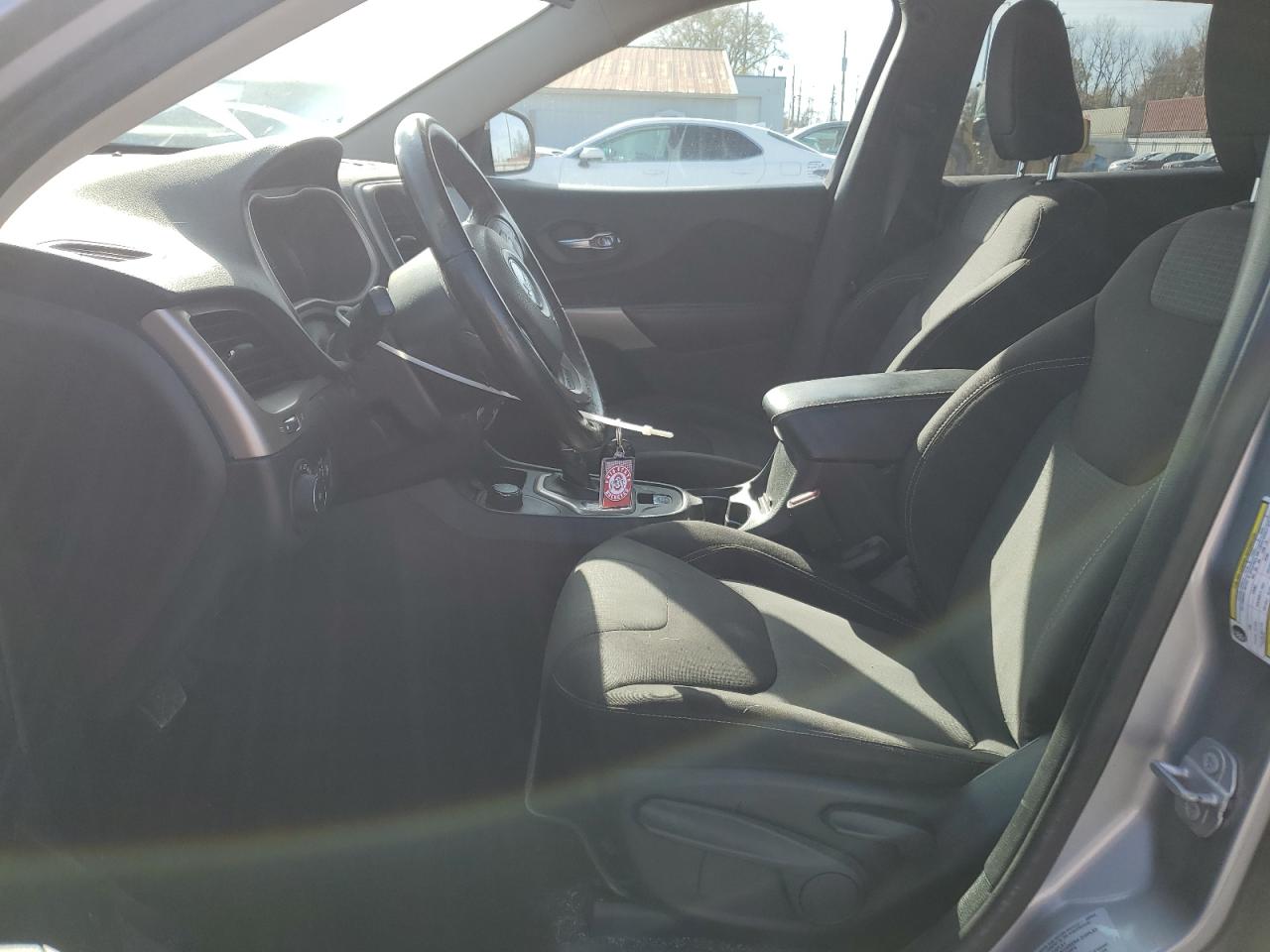 2017 Jeep Cherokee Latitude VIN: 1C4PJMCB8HW618563 Lot: 92250795