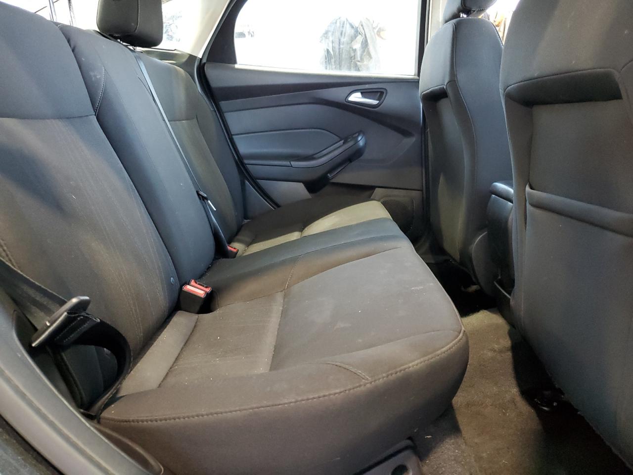 2018 Ford Focus Se VIN: 1FADP3F22JL267590 Lot: 92407485