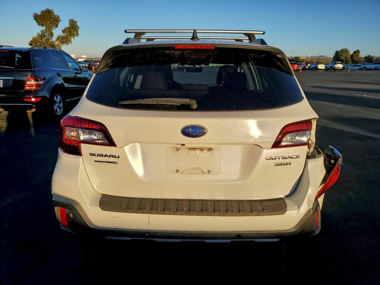 2018 Subaru Outback Touring VIN: 4S4BSETC9J3260186 Lot: 94254555