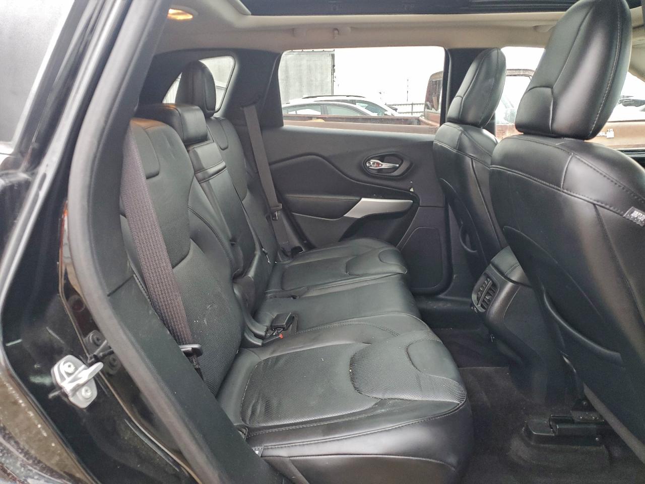 2017 Jeep Cherokee Overland VIN: 1C4PJMJS7HW606102 Lot: 92749105