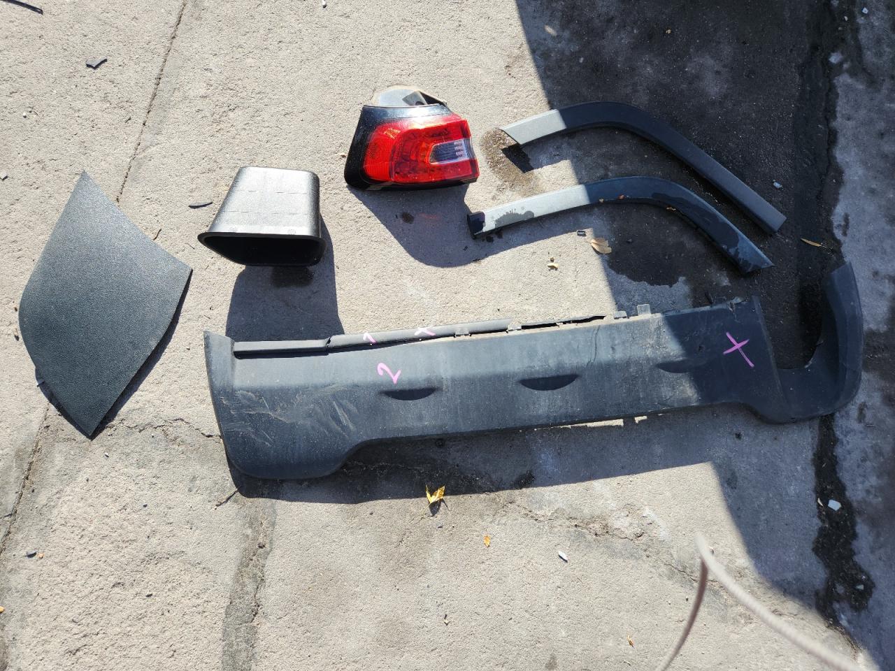 2015 Jeep Cherokee Latitude VIN: 1C4PJMCB2FW733625 Lot: 93494195