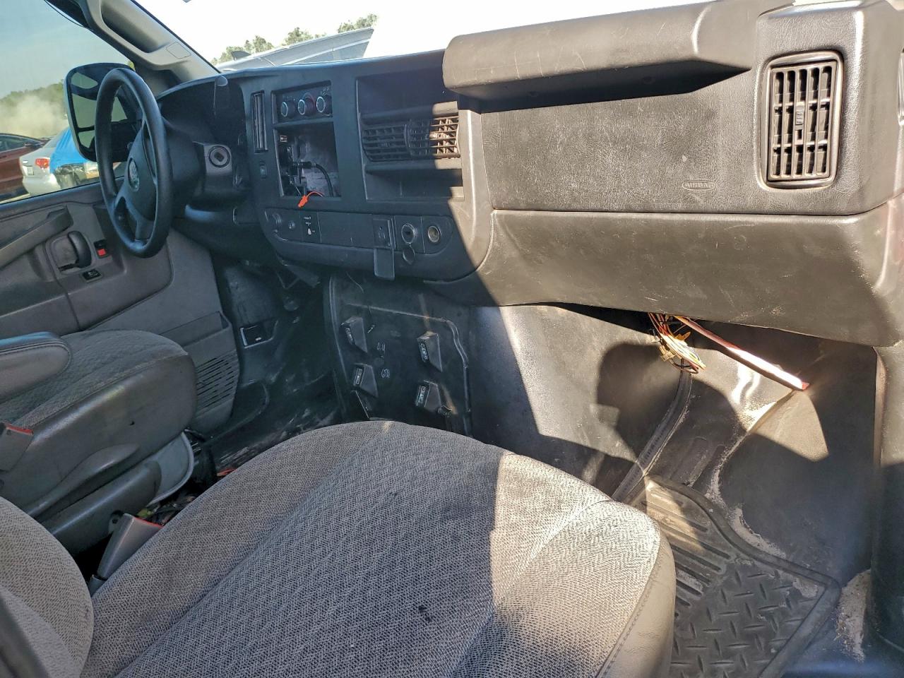 2017 GMC Savana Utility / Service Van VIN: 1GTW7AFF9H1911554 Lot: 93756855