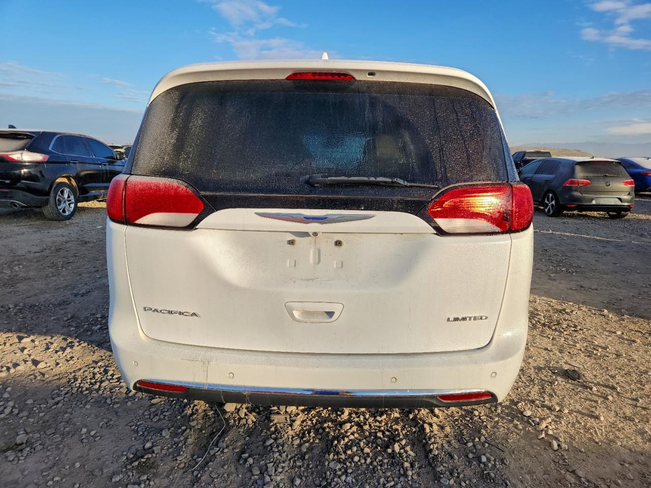 2017 Chrysler Pacifica Limited VIN: 2C4RC1GG8HR812235 Lot: 93747235