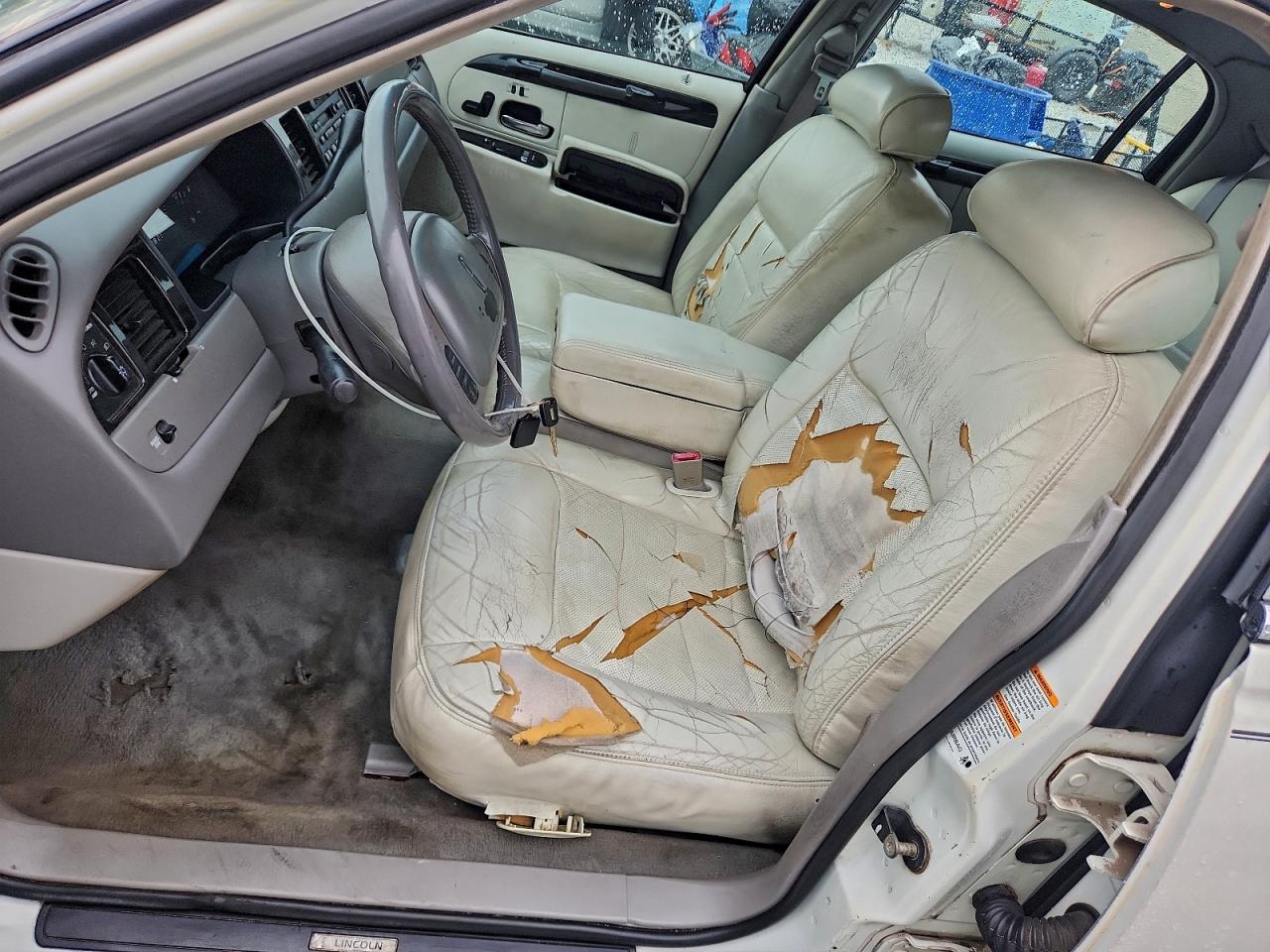 2000 Lincoln Town Car Signature VIN: 1LNHM82W5YY864154 Lot: 93235825