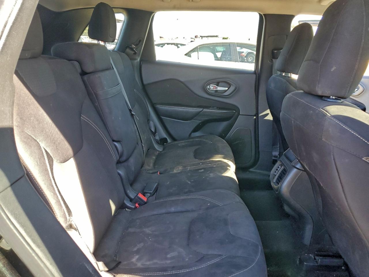 2015 Jeep Cherokee Latitude VIN: 1C4PJLCB8FW683310 Lot: 94810485