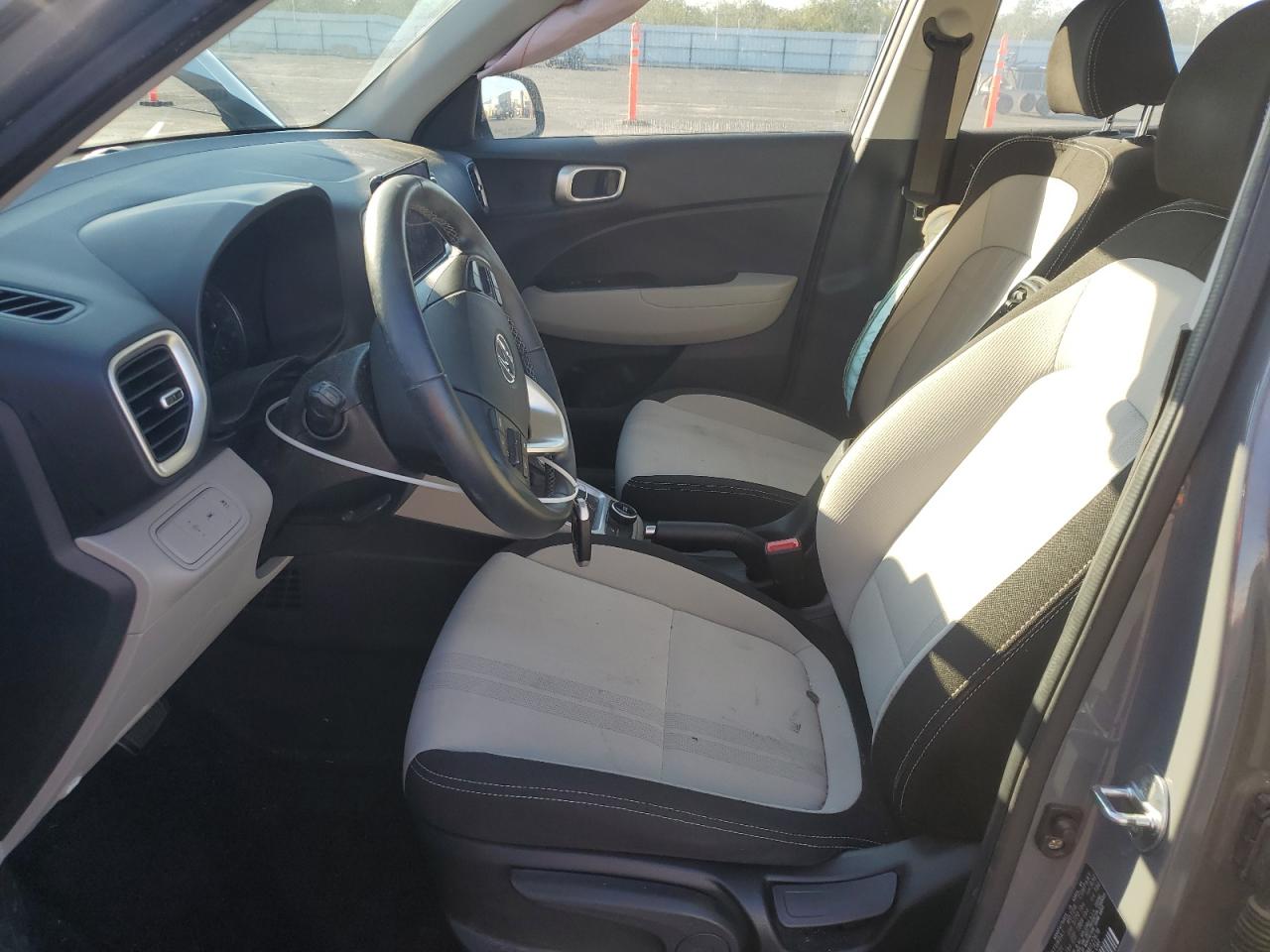 2021 Hyundai Venue Sel VIN: KMHRC8A33MU127678 Lot: 93641335