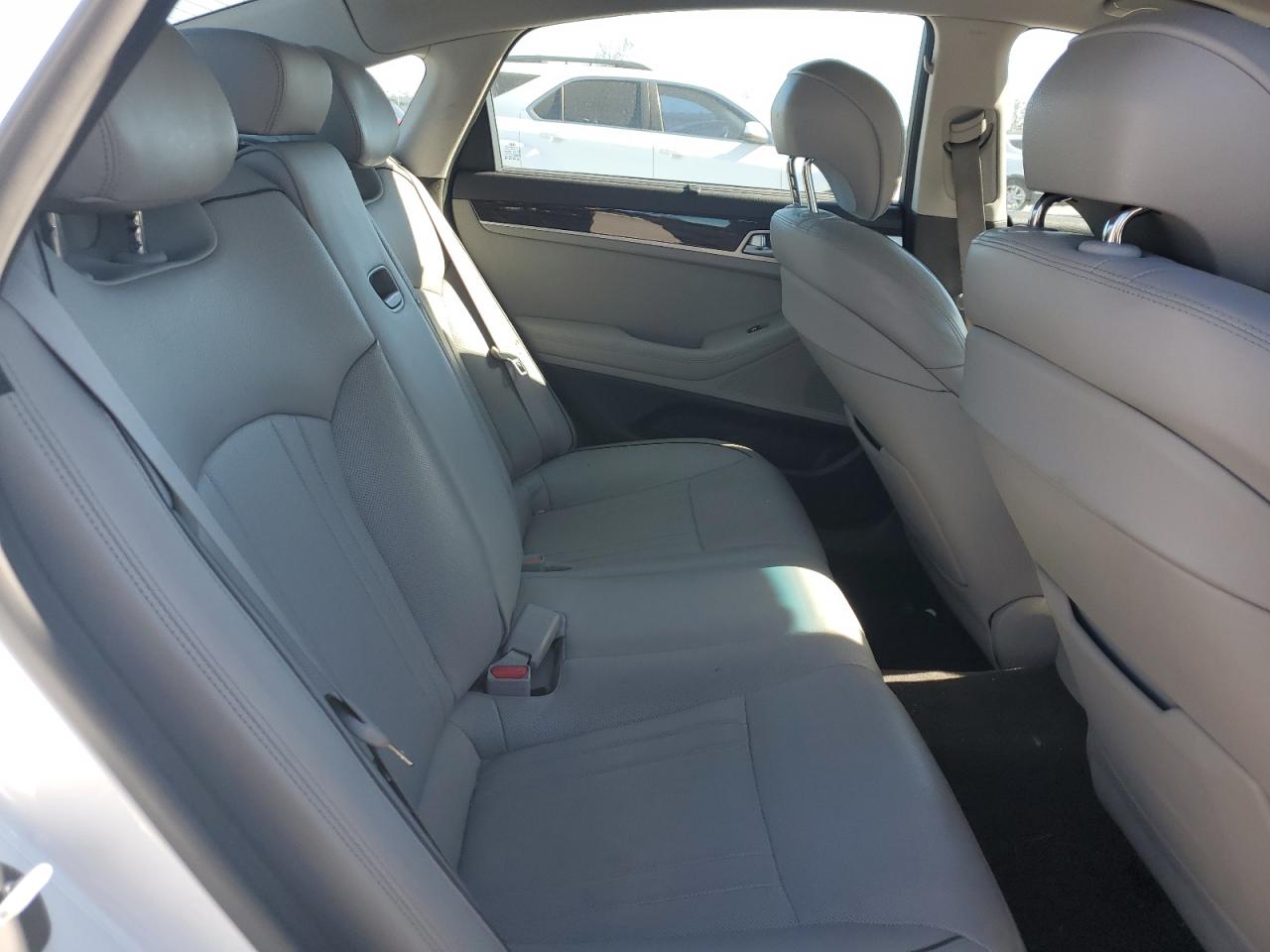 2015 Hyundai Genesis 3.8L VIN: KMHGN4JE9FU102721 Lot: 92642585